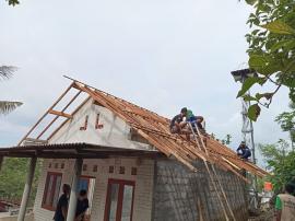Semangat Gotong Royong Warga Jarah II Memperbaiki Gedung TPA